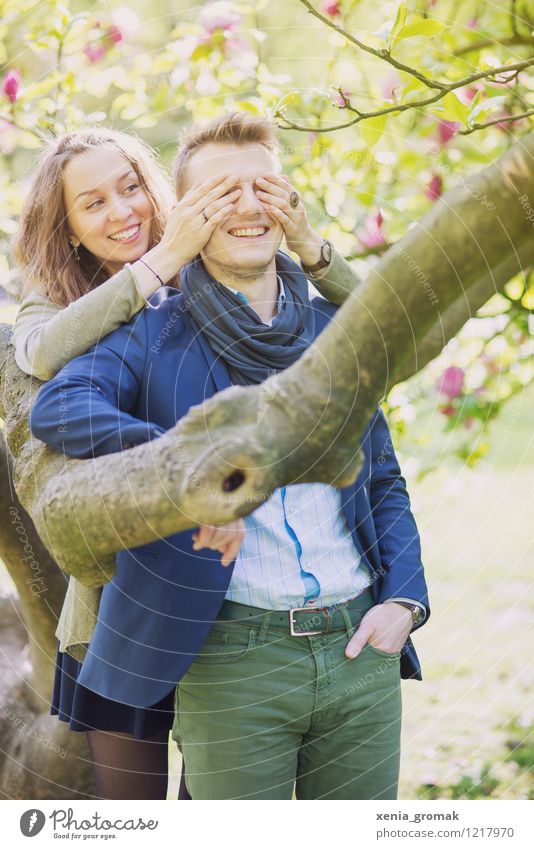 Paar, Frühling, Lächeln, Umarmen, Spielen, Flirten Lifestyle schön Leben harmonisch Mensch Junge Frau Jugendliche Junger Mann Partner 2 Umwelt Natur Sonne