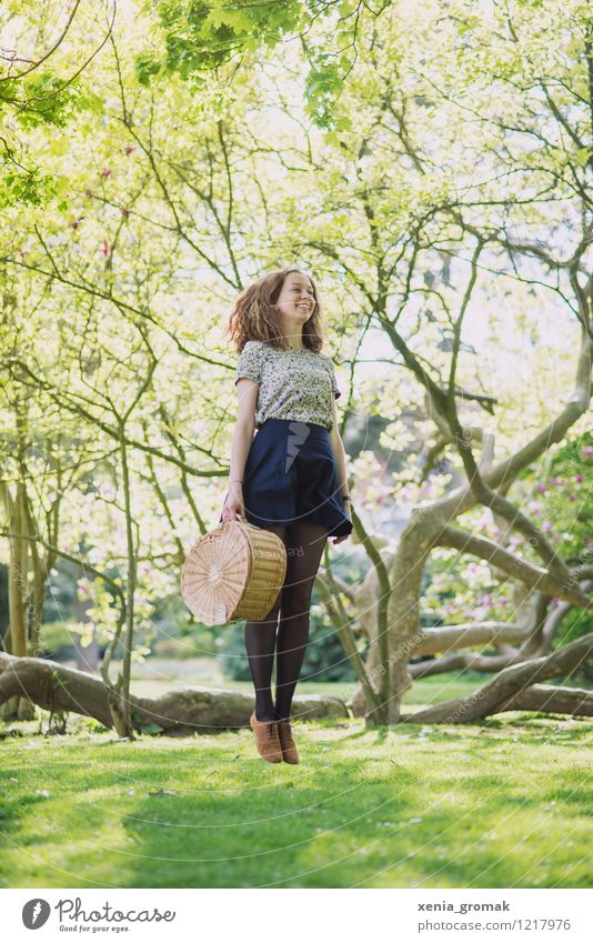 Frau, jung, springen, Picknick, Park, Natur, lange Haare Lifestyle Gesunde Ernährung sportlich Fitness Wellness Leben harmonisch Wohlgefühl Zufriedenheit