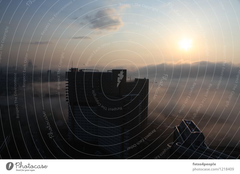 Köln im Morgennebel Haus Luft Klima Wetter Nebel Stadt Stadtzentrum Skyline Menschenleer Hochhaus blau schwarz ruhig Beginn Freiheit Wolkendecke Kölner Dom