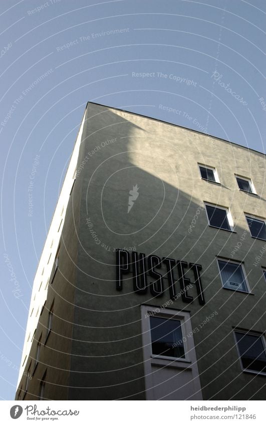 PUSTET Regensburg Haus minimalistisch Fenster grau Gebäude blau Himmel