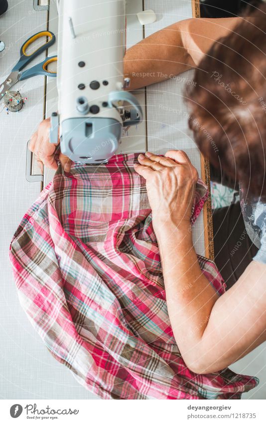 Frauen nähen auf Nähmaschine Design Arbeit & Erwerbstätigkeit Beruf Fabrik Industrie Handwerk Business Mensch Erwachsene Mode Bekleidung Stoff weiß Kreativität