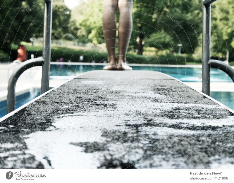 Regina Mann springen Sprungbrett Sommer Wolken schwarz weiß heiß Wellen Rückwärtssalto Salto Schwimmbad Physik Ferien & Urlaub & Reisen Freizeit & Hobby