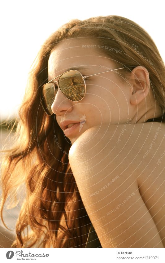 sunset ruhig Sommer Sommerurlaub Sonne Strand Meer feminin Junge Frau Jugendliche 1 Mensch Accessoire Sonnenbrille Haare & Frisuren blond langhaarig genießen