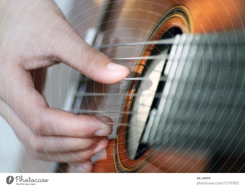 Gitarrenspiel Hand Finger Kunst Jugendkultur Subkultur Veranstaltung Show Musik Konzert Band Musiker Saiteninstrumente musizieren Holz authentisch Wärme braun