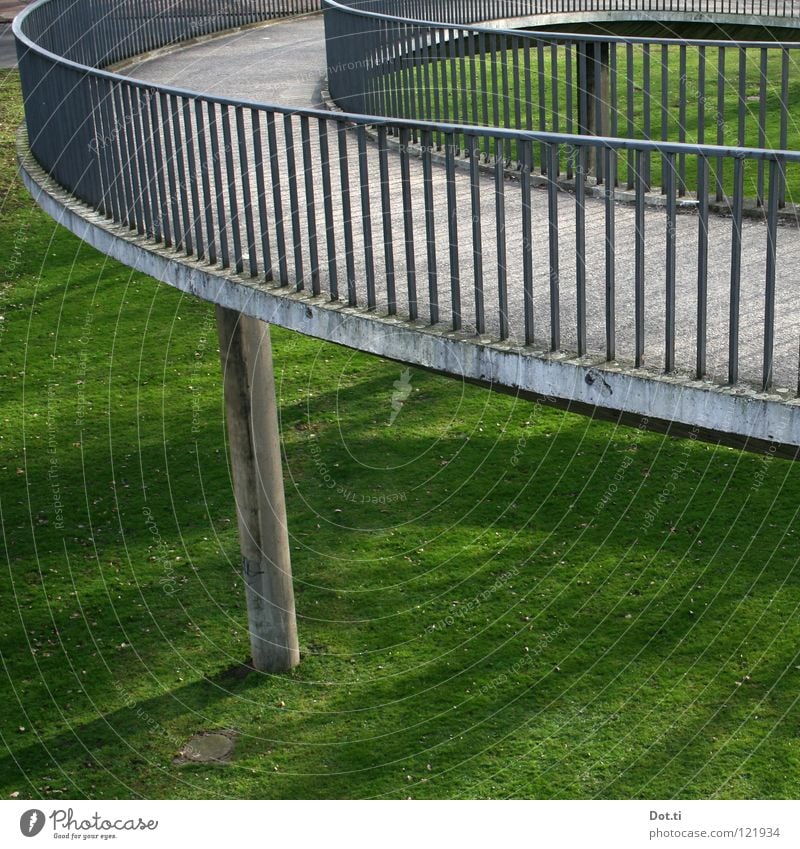 Abfahrtslauf der Damen Schönes Wetter Gras Park Wiese Brücke Bauwerk Verkehrswege Fußgänger Wege & Pfade Beton oben rund grau grün Rampe Konstruktion Kreisel