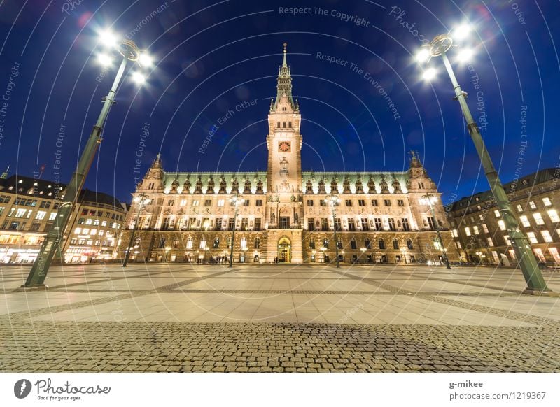 Hamburger Rathaus Stadt Hafenstadt Stadtzentrum Menschenleer Bauwerk Gebäude Architektur Sehenswürdigkeit groß hell Farbfoto Außenaufnahme Dämmerung