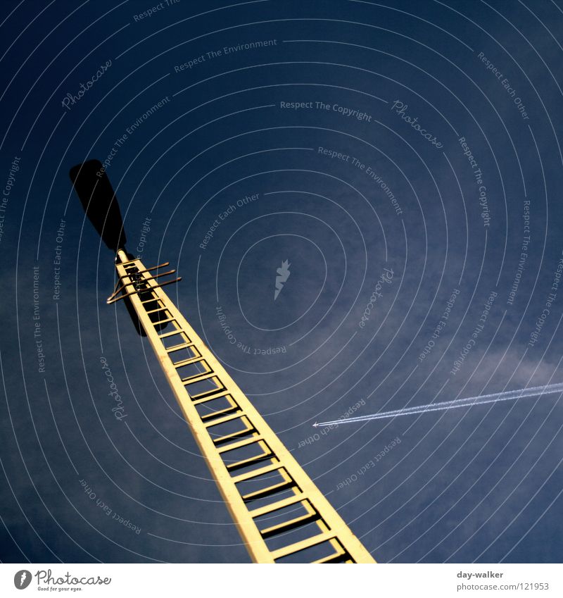 Flug mit Hindernissen Laterne streben Leitersprosse Gleise Flugzeug Straßennamenschild Luftverkehr Himmel Strommast Signal Baugerüst Zeichen wilken Natur