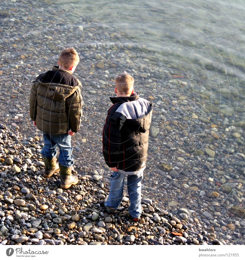 am Wasser See Wellen grau Winter Strand Spielen blau Stein Küste