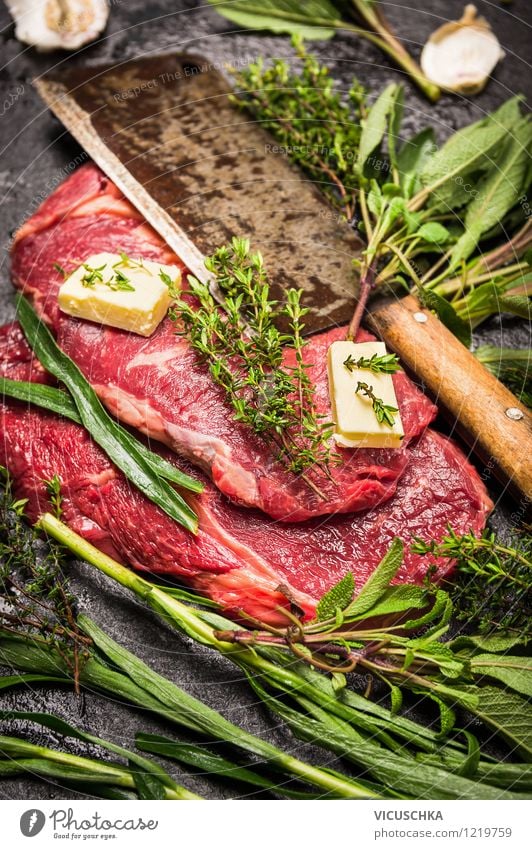 Rindersteak roh mit frischen Kräutern und Fleischmesser Lebensmittel Kräuter & Gewürze Ernährung Mittagessen Abendessen Festessen Bioprodukte Diät Messer Stil