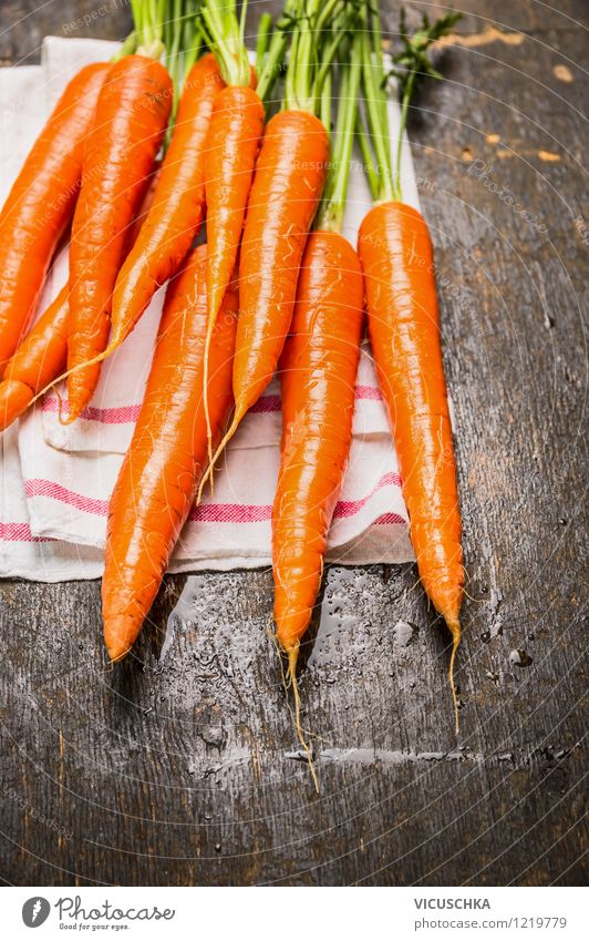 Frische Bundmöhren Lebensmittel Gemüse Ernährung Bioprodukte Vegetarische Ernährung Diät Stil Design Gesunde Ernährung Garten Tisch Snack Vitamin Möhre