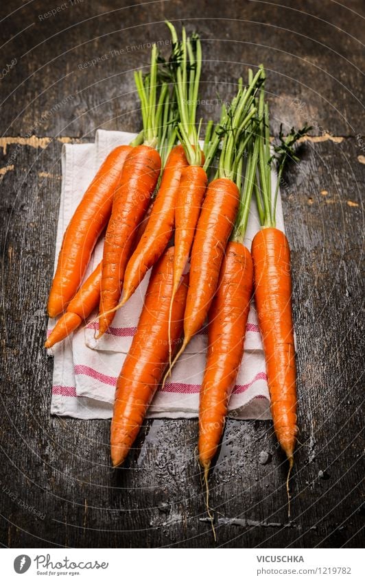 Frische Möhren auf rustikalem Holztisch Lebensmittel Gemüse Ernährung Bioprodukte Vegetarische Ernährung Diät Stil Design Gesunde Ernährung Garten gelb Natur