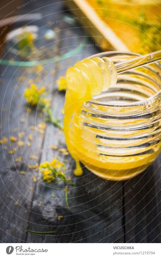 Cremiger Rapshonig auf rustikalem Holztisch Lebensmittel Dessert Süßwaren Ernährung Frühstück Glas Löffel Stil Design Alternativmedizin Gesunde Ernährung Tisch