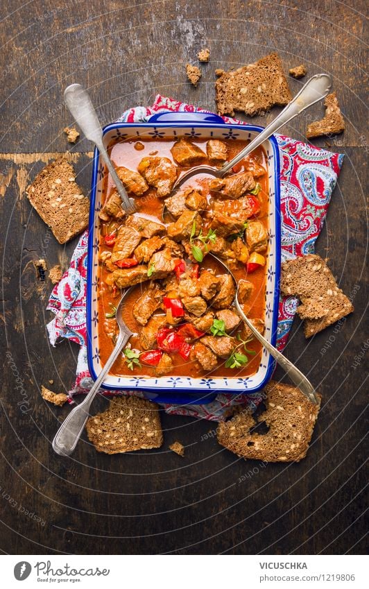 Gulasch für die Familie. Lebensmittel Fleisch Gemüse Ernährung Mittagessen Abendessen Festessen Löffel Stil Design Gesunde Ernährung Tisch Originalität Speise