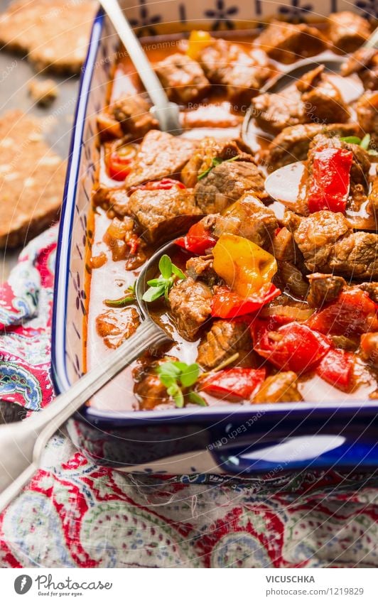 Gulasch mit Gemüse Lebensmittel Fleisch Ernährung Mittagessen Abendessen Bioprodukte Löffel Stil Design Gesunde Ernährung Tisch Topf Auflaufform rustikal Speise