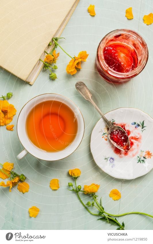 Tee, Marmelade, Buch und Blumen. Sommer Frühstück. Lebensmittel Ernährung Bioprodukte Vegetarische Ernährung Getränk Teller Tasse Löffel Stil Design Haus