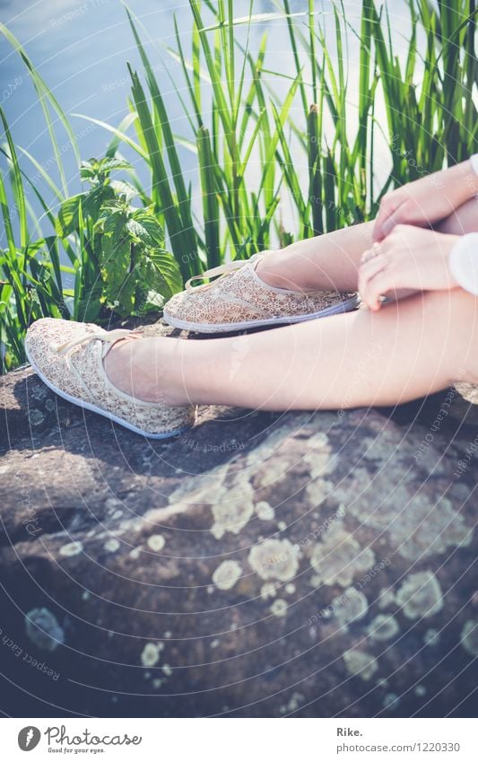 Sonnige Pause. Ferien & Urlaub & Reisen Ausflug Sommer Sommerurlaub Mensch feminin Junge Frau Jugendliche Beine Fuß 1 13-18 Jahre 18-30 Jahre Erwachsene Umwelt