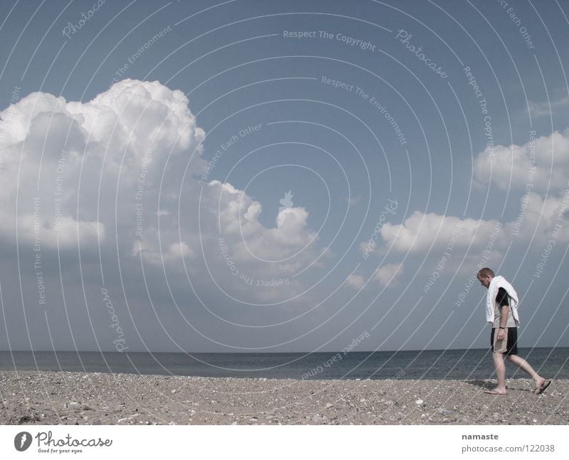 strandläufer Wolken Meer Mann Badehose Badetuch Strand Einsamkeit Konzentration Mensch Wasser läufer.