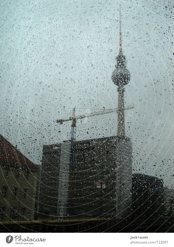 Perl Edition / Panorama Wassertropfen schlechtes Wetter Regen Berlin-Mitte Hauptstadt Alexanderplatz Berliner Fernsehturm trüb Fensterscheibe Gedeckte Farben