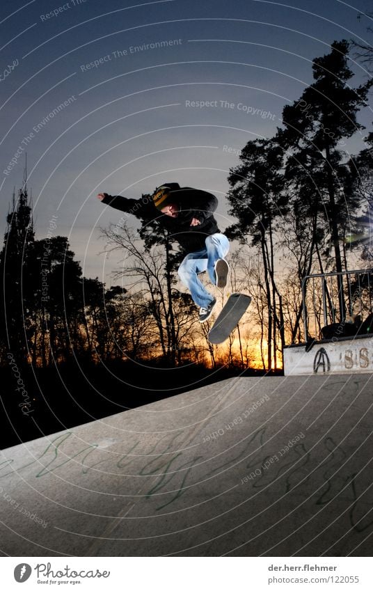 heelflip Heelflip Skateboarding Beton Licht Sonnenuntergang Sportpark Speyer Mütze Griptape Spielen Schatten Jeansjacke Achse Parkdeck