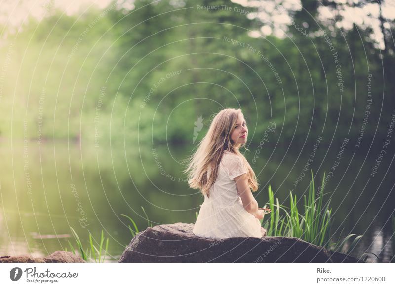 Die Zeit anhalten. ruhig Meditation Mensch feminin Junge Frau Jugendliche 1 18-30 Jahre Erwachsene Umwelt Natur Landschaft Sommer Schönes Wetter Seeufer blond