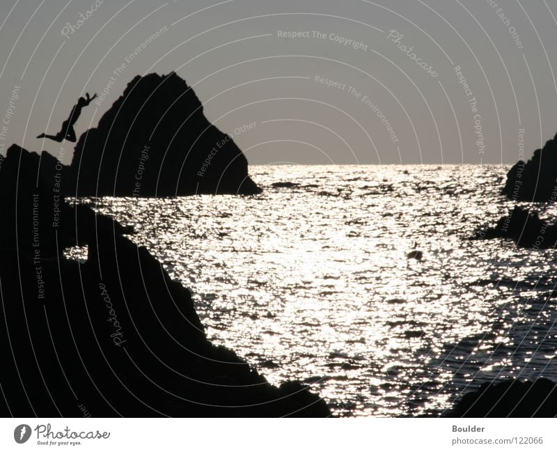 Jump springen Meer Abenddämmerung Klippe Sonnenuntergang Freizeit & Hobby Felsen Wasser Natur