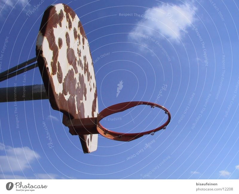 Above the rim Basketballkorb Korb Rost Wolken Kondensstreifen Himmel Abdeckung Sport sky