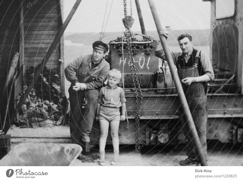 Metaller in den 1950/1960er Jahren Kind lernen Arbeit & Erwerbstätigkeit Beruf Handwerker Arbeitsplatz Baustelle Karriere Werkzeug Maschine Motor Mensch