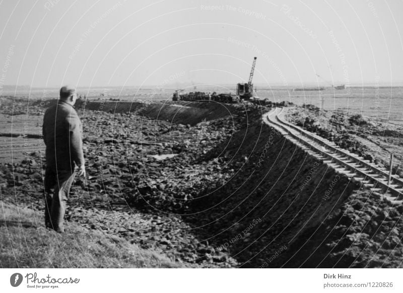 Deichbau maskulin Mann Erwachsene 1 Mensch 45-60 Jahre warten alt historisch Tatkraft Horizont planen St. Peter-Ording Schleswig-Holstein Gleise