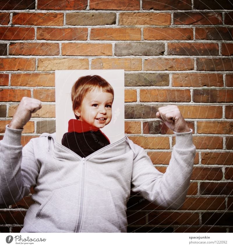 Kind sein Mann Porträt Wand toben Spielen Faust Konzentration kindlich Kleinkind ausrutschen skurril lustig Spielplatz niedlich süß Freude lachen grinsen frech