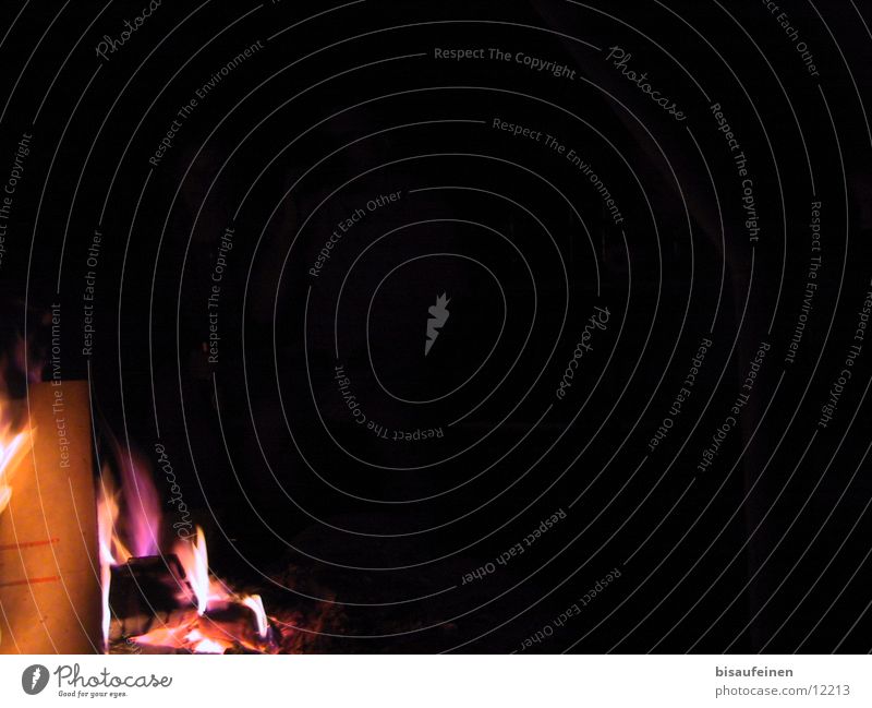 Ein leuchten... Holz dunkel Licht schwarz Fototechnik Brand Feuerstelle Urinstinkte