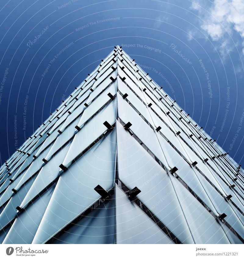 Schuppen Himmel Wolken Fassade eckig schön blau schwarz weiß Stadt Farbfoto Gedeckte Farben Außenaufnahme Detailaufnahme Menschenleer Tag Starke Tiefenschärfe