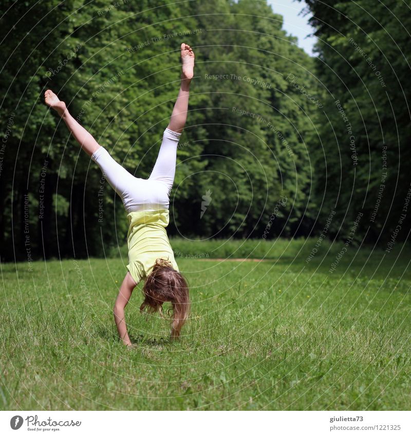 Mädchen beim Turnen und Rad schlagen im Park Freizeit & Hobby Spielen Kinderspiel Radschlagen Sport Fitness Sport-Training feminin Kindheit Leben 1 Mensch