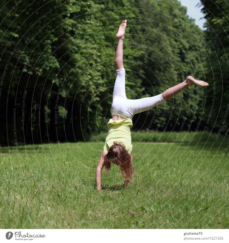 Mädchen beim Turnen und Rad schlagen im Park ll Freizeit & Hobby Spielen Kinderspiel Radschlagen Fitness Sport-Training feminin Kindheit Leben 1 Mensch