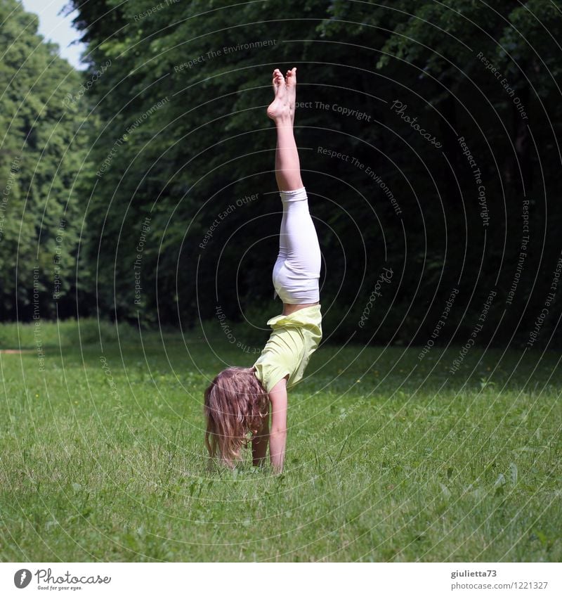 Handstand im Park Spielen Sport Fitness Sport-Training Yoga Turnen Kind Mädchen Kindheit Jugendliche Leben 1 Mensch 8-13 Jahre Frühling Sommer Schönes Wetter