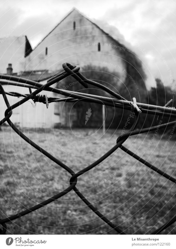 Verlassen Haus Zaun Einsamkeit gebrochen trist Trauer verfallen Angst Verzweiflung alt Ende Traurigkeit Schwarzweißfoto