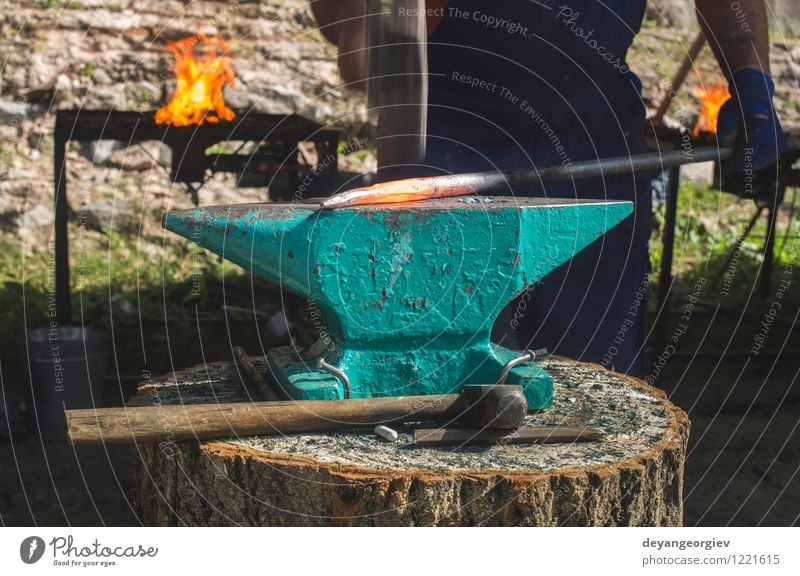 Schmied schmiedet Eisen auf Amboss Arbeit & Erwerbstätigkeit Handwerk Werkzeug Hammer Metall Stahl alt heiß retro rot Tradition Hufschmied schmieden bügeln