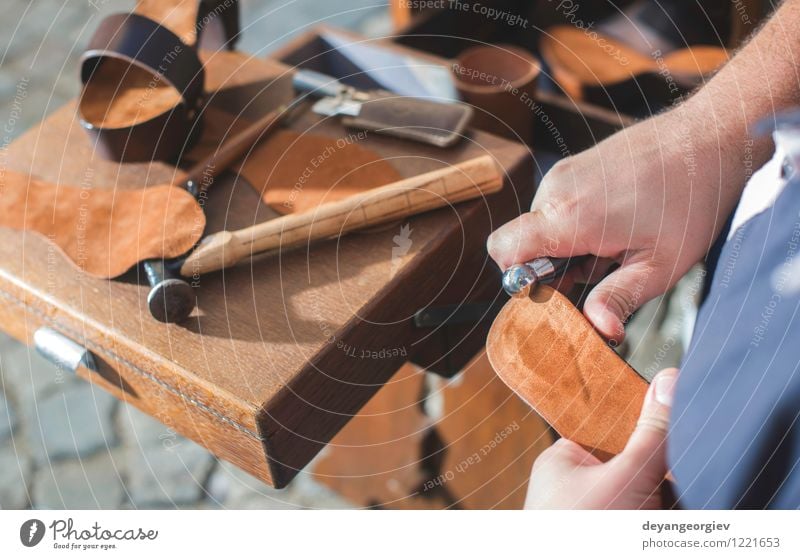 Hände machen Schuhe Basteln Arbeit & Erwerbstätigkeit Handwerk Werkzeug Mensch Mann Erwachsene Leder alt Tradition Schuster Werkstatt Fähigkeit Produktion