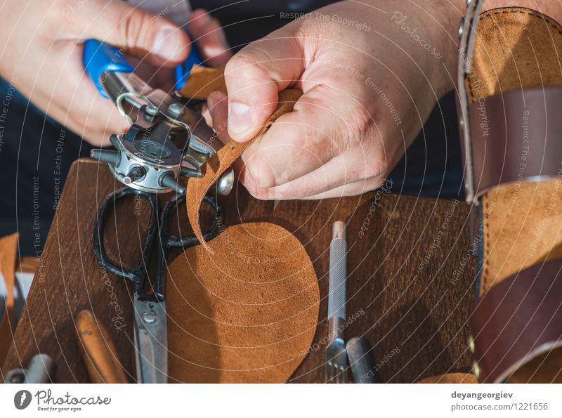 Schuhe manuell machen Basteln Arbeit & Erwerbstätigkeit Handwerk Business Werkzeug Hammer Frau Erwachsene Mann Fuß Kultur Leder alt Tradition Schuster Werkstatt