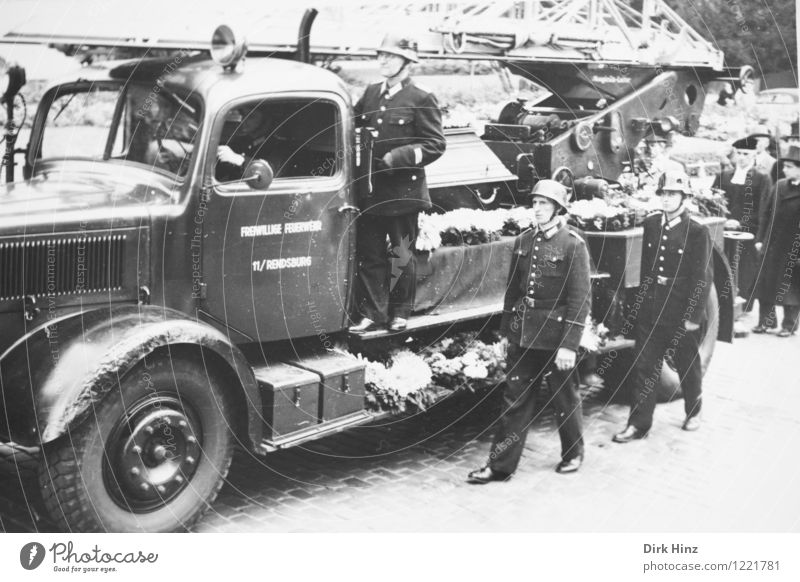 . Mensch maskulin Menschengruppe Senior Tod Traurigkeit verlieren Feuerwehr alt Nostalgie früher Begräbnisstimmung Sarg Helm Fahrzeug Trauerfeier Trauergemeinde