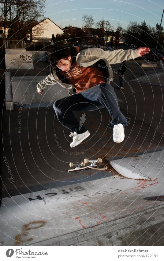 kickflip to fakie Kickflip Skateboarding Stil Rampe springen Trick Sportpark Blitze Licht Jacke Griptape Straßenhaftung Speyer Spielen Bank Schatten Jeanshose