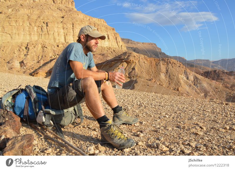 rest in the desert Picknick trinken Trinkwasser Flasche Glück Wohlgefühl Zufriedenheit Erholung ruhig Berge u. Gebirge wandern Klettern Bergsteigen Mensch