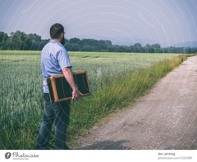 leaving home 4 maskulin Mann Erwachsene Körper 1 Mensch 30-45 Jahre Landschaft Himmel Sonne Sommer Schönes Wetter Baum Feld Wege & Pfade Hemd Jeanshose