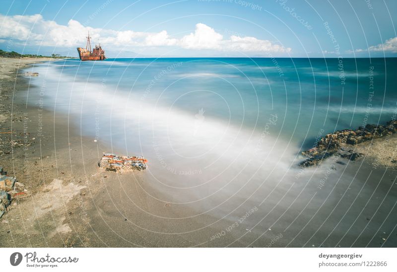 Altes rustikales großes Schiff Strand Meer Segeln Ruhestand Küste Verkehr Wasserfahrzeug Metall Rost alt historisch Tod Zerstörung Schiffbruch Rust Verlassen