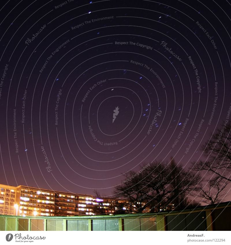 Nachthimmel Stern Dämmerung Planet Haus Stadt Block Wohnhochhaus Plattenbau Cottbus Dach Garage Nachtaufnahme Himmel violett Tierkreiszeichen Komet