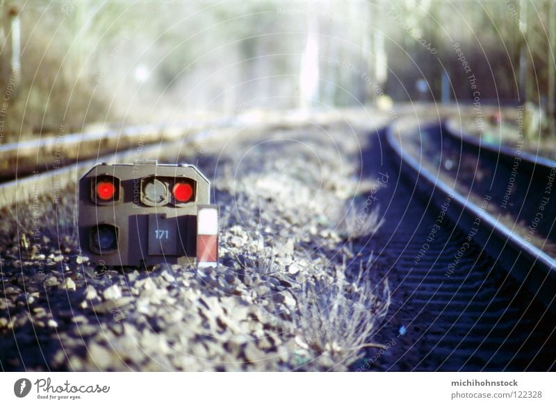 die Bahn kommt... Gleise Verkehrswege Dia analog Kies rot Ampel Lokführer Eisenbahn Signal Weiche tiefenunschärfe