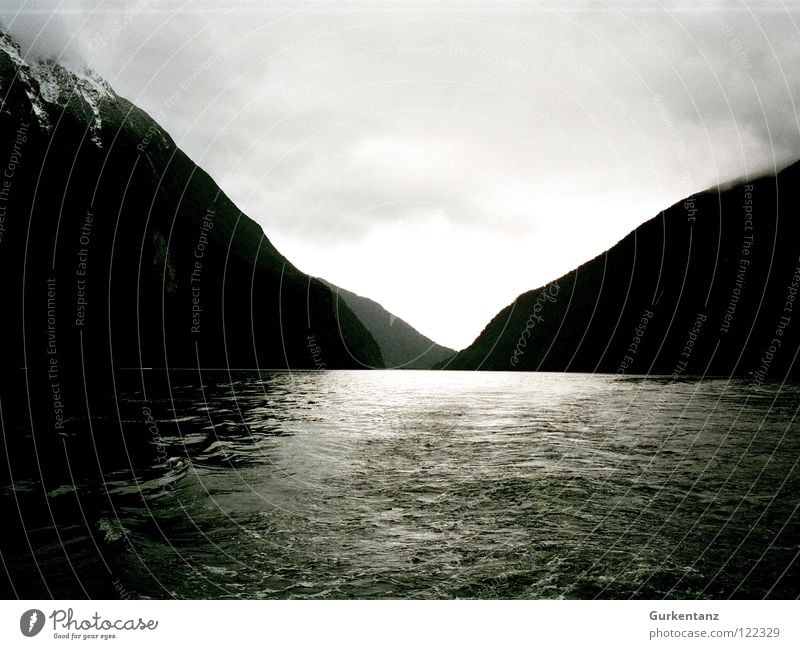 Anduin Milford Sound Fjord Neuseeland Meer Wolken Nebel Wasserfahrzeug Schwarzweißfoto Fluss Bach Berge u. Gebirge Silhouette