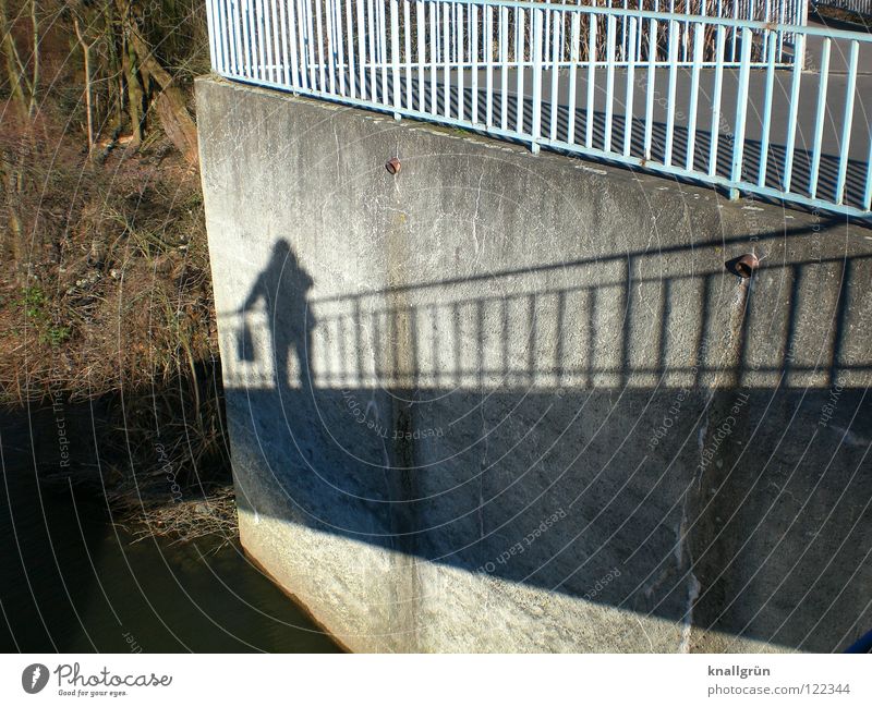 Schattenfrau Tasche dunkel Licht Wintersonne Mauer Baum hell-blau braun Geländer Brücke verrückt Böschung Hellgrau