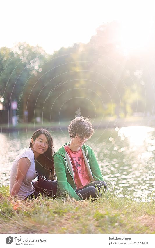 Wasn't it beautiful when you believed in everything? androgyn Homosexualität Sommer Schönes Wetter Seeufer Flussufer beobachten Denken Erholung genießen hocken