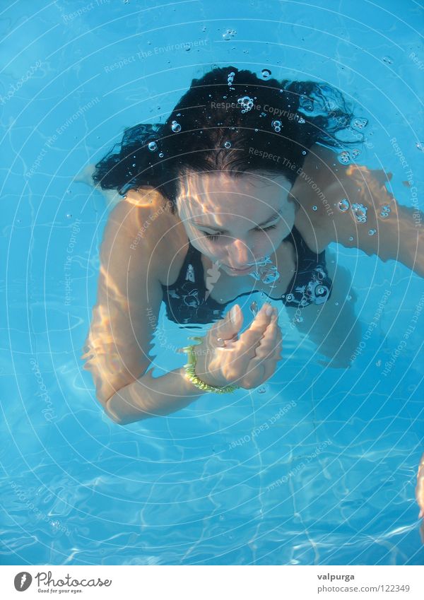 unter wasser Schwimmbad ertrinken tauchen ruhig Frau Bikini schwarz Luft Vogelperspektive Ferien & Urlaub & Reisen Hand Angst Panik Wasser Funsport blau blasen