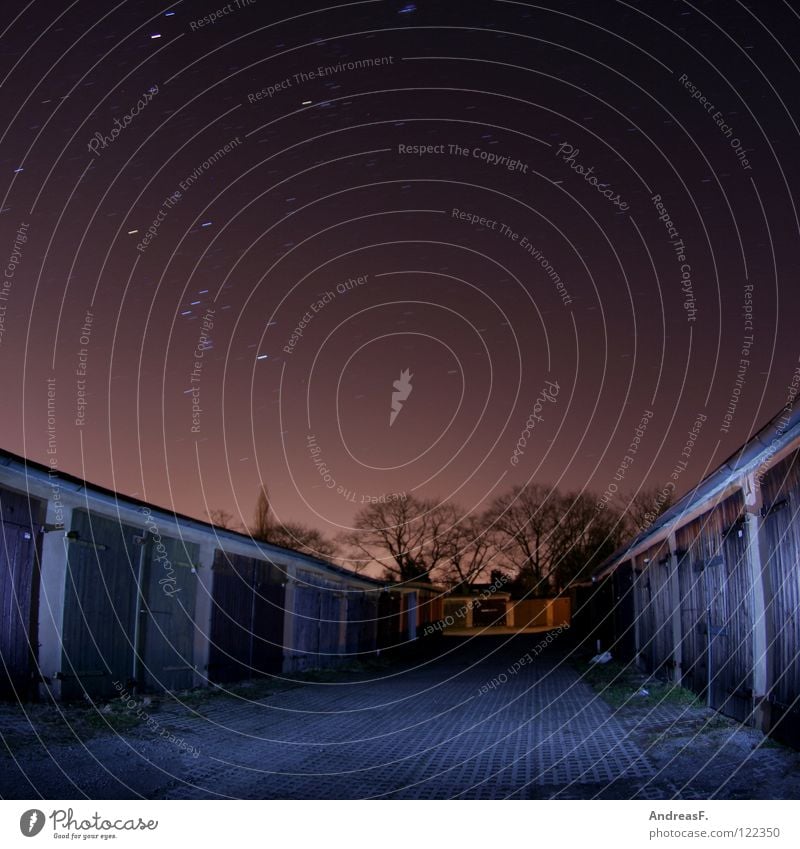 Großstadtfeuer Stern Dämmerung Nacht Planet Stadt Cottbus Dach Garage Nachtaufnahme Himmel violett Tierkreiszeichen Komet Nachthimmel Langzeitbelichtung